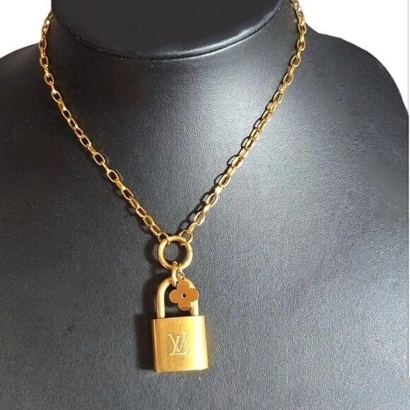 COPY - Louis Vuitton Authentic Lock & Key With Necklace & Bracelet Flower Pende… - Picture 5 of 6